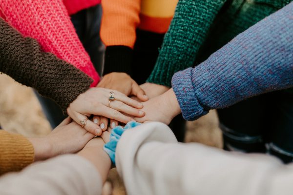 Mains réunies symbolisant le collectif Univers Pharmacie