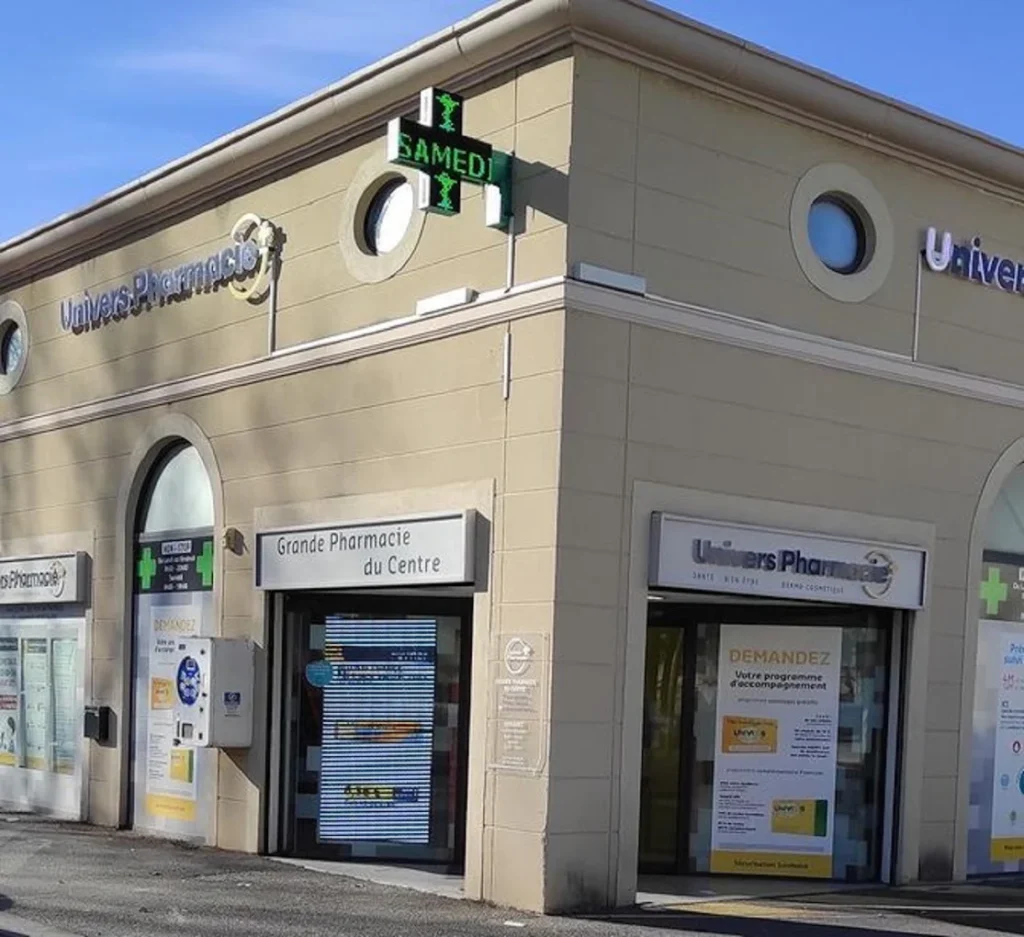 Façade de la Grande Pharmacie du Centre à Marignagne